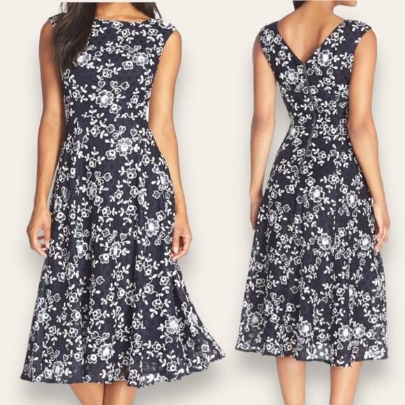 BETSEY JOHNSON DRESS 6 LACE EMBROIDERED FLORAL EYELET NAVY BLUE IVORY COCKTAIL - Picture 1 of 9